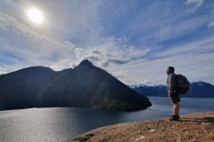 Contemplación del lago y el cielo patagonico